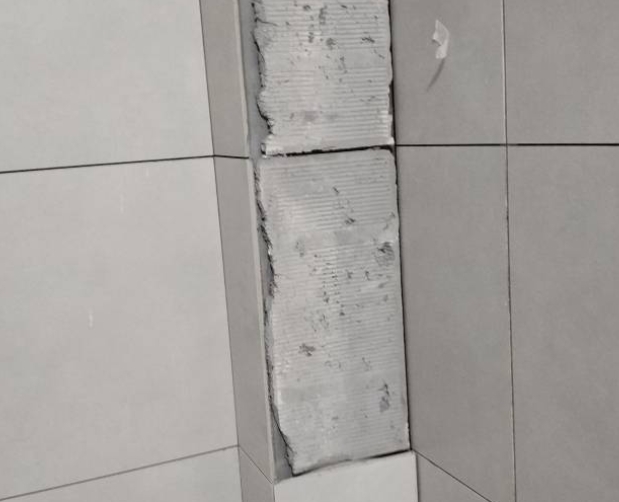 大邑瓷砖空鼓维修公司分享下瓷砖施工前基层浇水润湿程度不足，可能导致以下问题